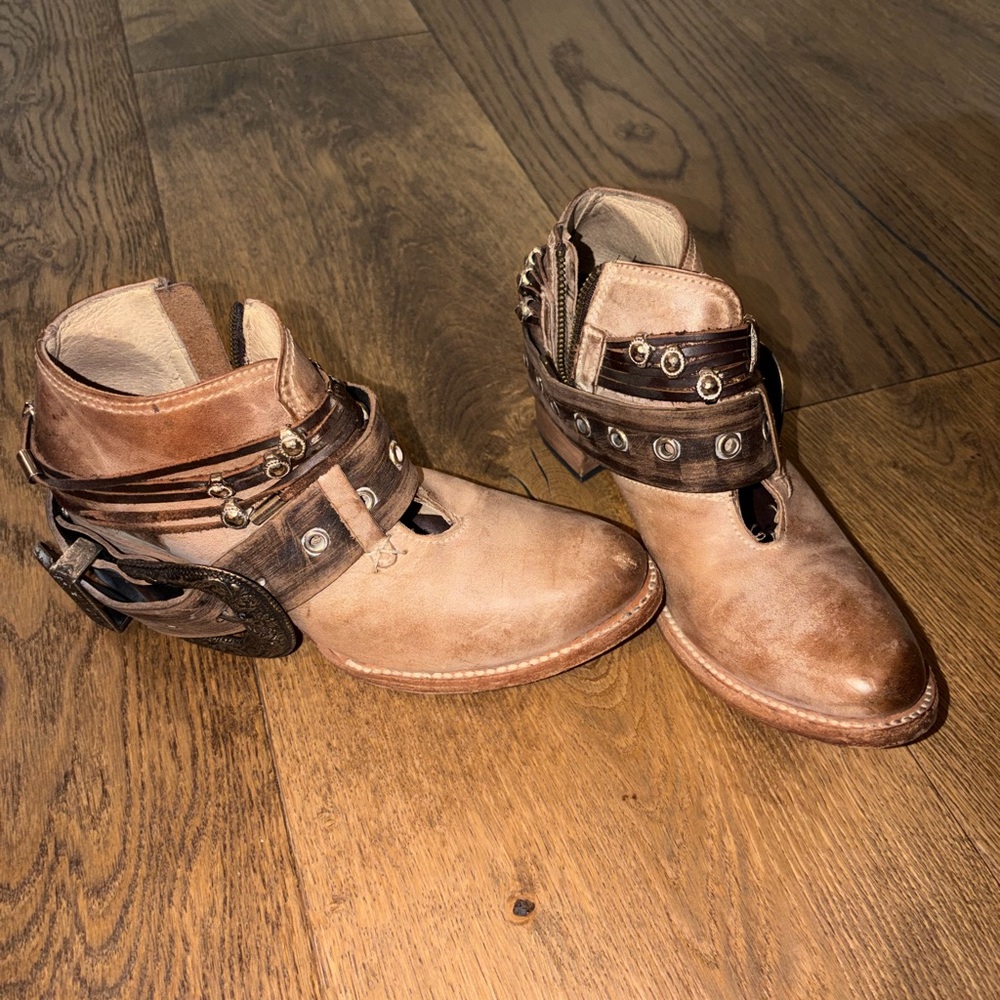 Freebird - Saloon Brown Leather Ankle Boots with buckle and stud, size 7